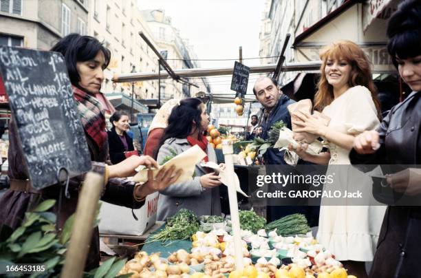 Rendezvous With Catherine Rouvel. Paris - mars 1969 - A l'occasion de son rôle dans 'Fanny', sur un marché, l'actrice Cathrine ROUVEL souriante, en...