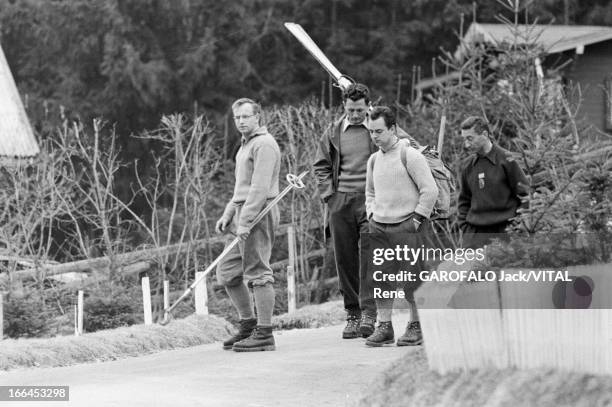 Henry And Vincendon. Le 21 mars 1957, quatre hommes non identifiés dont un avec des skis, lors du retour des corps des alpinistes Jean Vincendon et...