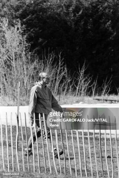 Henry And Vincendon. Le 21 mars 1957, un homme non identifié, avec des lunettes, en train de marcher lors du retour des corps des alpinistes Jean...