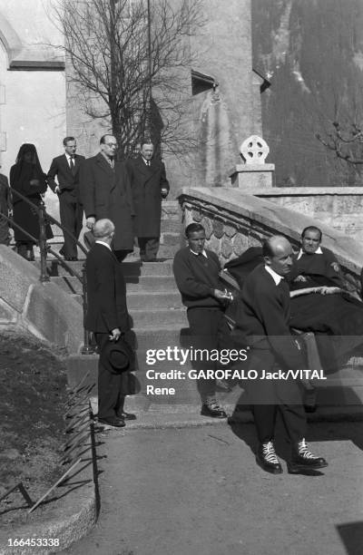 Henry And Vincendon. Le 21 mars 1957, dans des cercueils, le départ des corps des alpinistes Jean Vincendon et Francois Henry, qu'une équipe de...