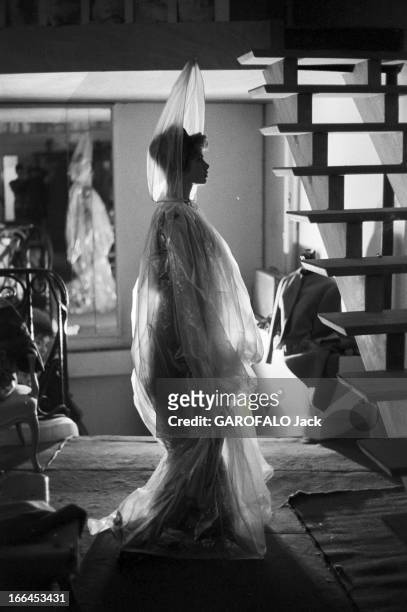 Michele Henry. 24 Septembre 1958- Lors d'essayage de costumes, Michèle HENRY, souriant, coiffée d'un turban et d'une capuche dressée au dessus du...