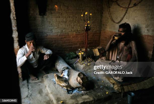 Nepal. Népal- mars 1970- Un sâdhu , vêtu du dhoti gris, torse nu grimé de poudre blanche, portant des colliers de perles, assis en lotus, devant des...