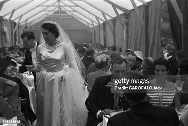 Marriage Of The Niece Of General Gaulle, Marie-Louise. Le 24 juillet 1957 en France, la fille de Xavier De Gaulle, MARIE-LOUISE, ici debout, épouse...