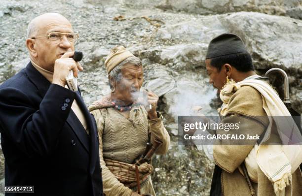 The Journey Of Edgar Faure In Nepal. Népal- mars 1970- Lors de son voyage, portrait d'Edgar FAURE, Ministre de l'Education nationale, fumant la pipe...