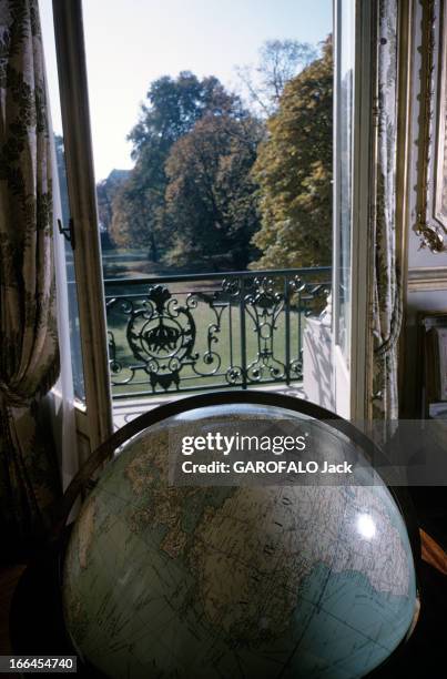 The Palace Of Elysee. Paris - octobre 1965 - Visite du palais de l'Elysée, première maison de France, en exclusivité pour Paris Match : dans le...