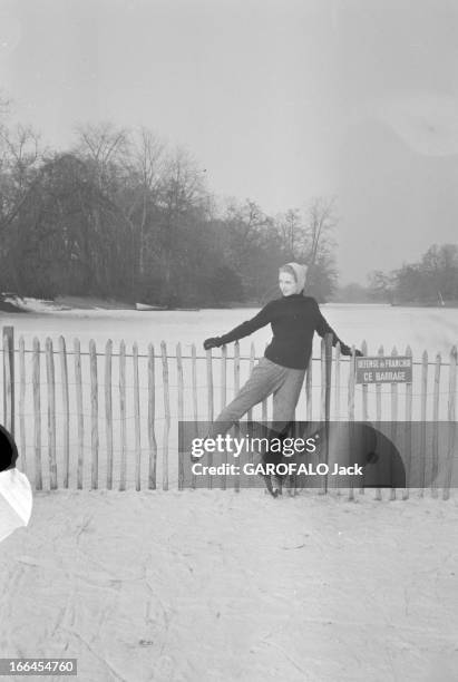 Skating At The Bois De Vincennes. En février 1956, patinage au bois de Vincennes : une femme avec un foulard sur la tête, chaussées de patins à...