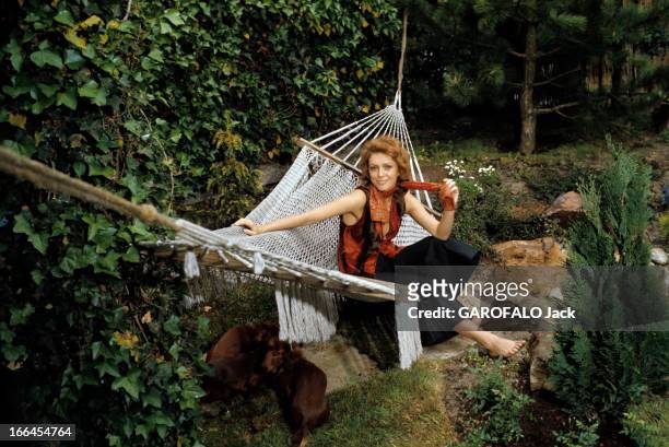 Close-Up Of Elizabeth Wiener. Paris- mai 1970- Elisabeth WIENER, actrice française, pose assise dans un hamac installé dans son jardin du XV ème à...