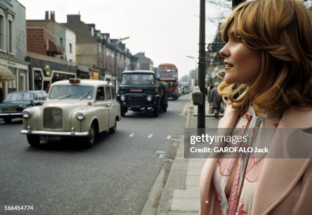 Youth In England In The Seventies. Londres - mai 1970 - Portrait d'une femme de profil, portant une blouse transparente GIANNY GIANNY sous un manteau...