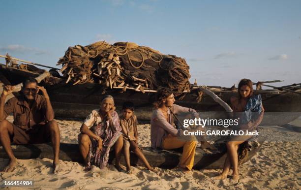 On The Road Of India And Afghanistan. Inde- août 1971- sur la nouvelle route des Indes: à Goa, portrait d'un couple de hippie et d'une famille...