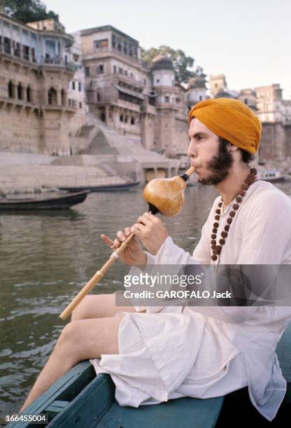 On The Road Of India And Afghanistan. Inde - août 1971- sur la nouvelle route des Indes: à Bénarès, sur une barque flottant sur le Gange, face aux...