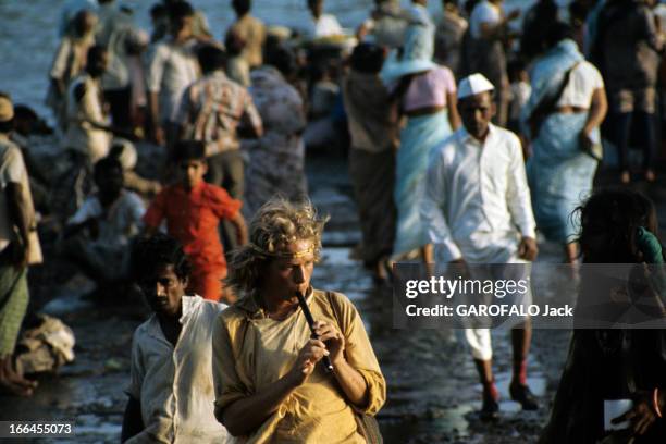 On The Road Of India And Afghanistan. Inde - août 1971- sur la nouvelle route des Indes: à Bombay, un jeune hippie joueur de flûte parmi la foules...