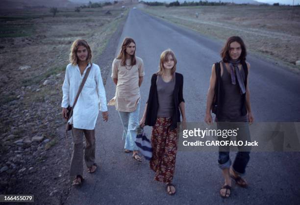 On The Road Of India And Afghanistan. Inde- août 1971- sur la nouvelle route des Indes: de jeunes hippies vagabonds sur les routes.