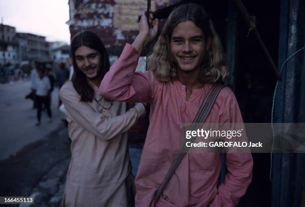 On The Road Of India And Afghanistan. Inde - août 1971- sur la nouvelle route des Indes: Portarit de deux hippies.