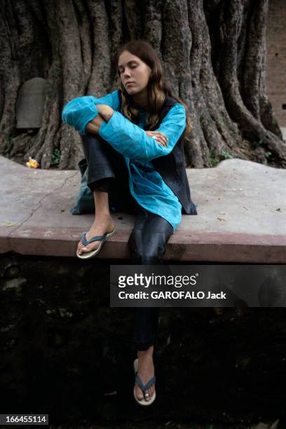 On The Road Of India And Afghanistan. Népal- août 1971- sur la nouvelle route des Indes: à Katmandou, portrait d'une jeune hippie, en méditation,...