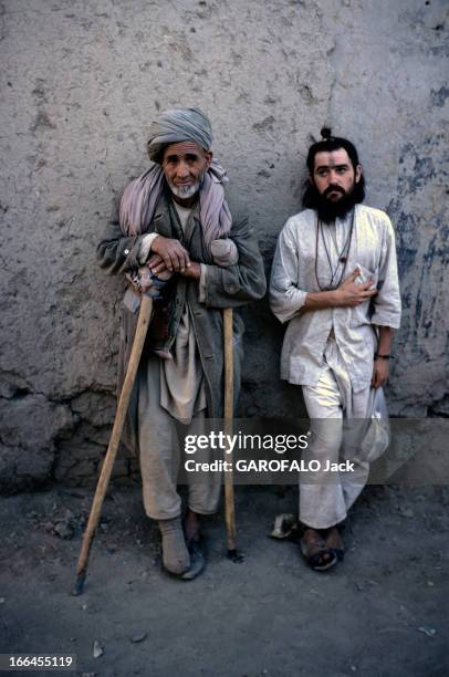 On The Road Of India And Afghanistan. Afghanistan - août 1971- sur la nouvelle route des Indes: portrait d'un hippie drogué, en tenue locale blanche,...