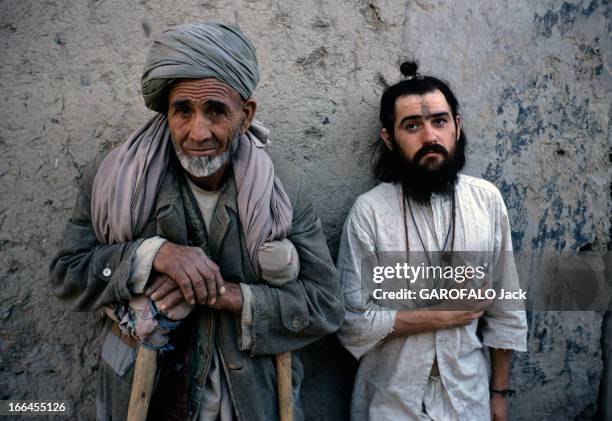 On The Road Of India And Afghanistan. Afghanistan - août 1971- sur la nouvelle route des Indes: portrait d'un hippie drogué, en tenue locale blanche,...
