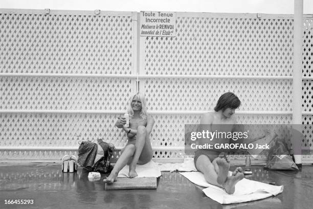 Topless At The Pool Deligny. Paris - mars 1973 - Sur le solarium de la piscine Deligny, une jeune femme aux seins nus, 30 ans, caissière au drugstore...