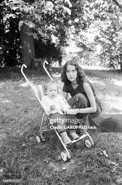 Shooting Of The Film 'Alice Ou La Derniere Fugue' By Claude Chabrol. Région parisienne- 23 Juillet 1976- Lors du tournage du film 'ALICE OU LA...