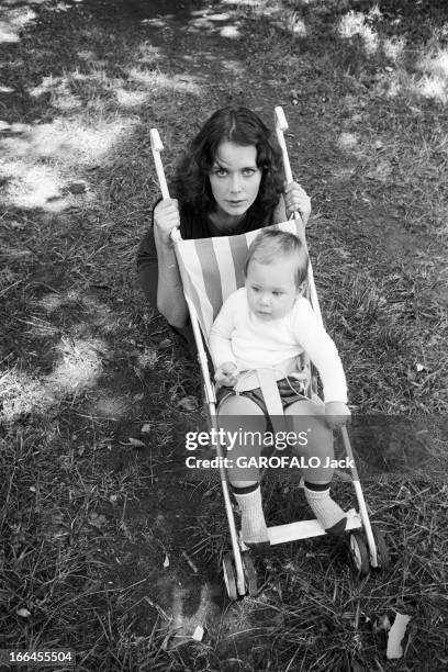 Shooting Of The Film 'Alice Ou La Derniere Fugue' By Claude Chabrol. Région parisienne- 23 Juillet 1976- Lors du tournage du film 'ALICE OU LA...