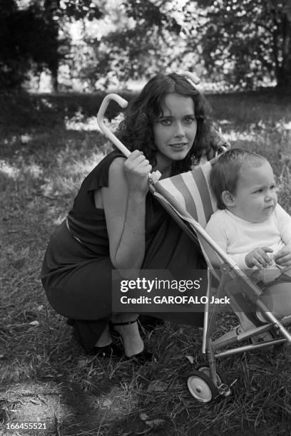 Shooting Of The Film 'Alice Ou La Derniere Fugue' By Claude Chabrol. Région parisienne- 23 Juillet 1976- Lors du tournage du film 'ALICE OU LA...