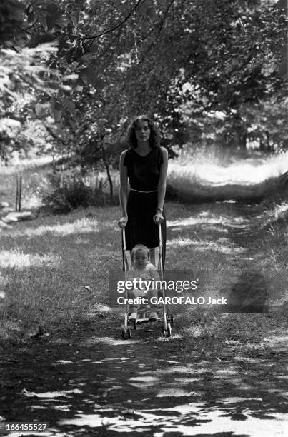 Shooting Of The Film 'Alice Ou La Derniere Fugue' By Claude Chabrol. Région parisienne- 23 Juillet 1976- Lors du tournage du film 'ALICE OU LA...