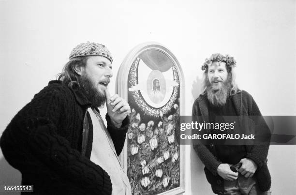 Communities In California. Etats-Unis, Californie, janvier 1971, ici dans une galerie d'exposition de peintures, deux hommes portant une couronne de...