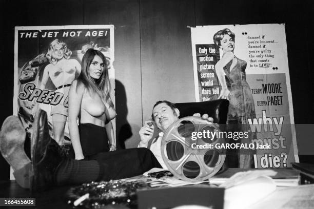 Communities In California. Etats-Unis, Californie, janvier 1971, ici dans les locaux d'une société de production de films, un homme assis à un bureau...