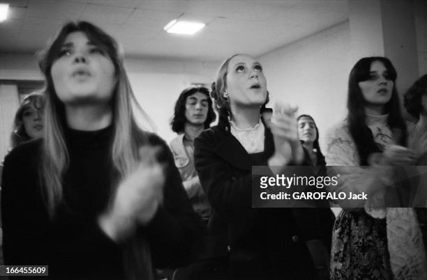 Communities In California. Etats-Unis, Californie, janvier 1971, ici dans les locaux d'une nouvelle secte chrétienne, des croyants chantent des...