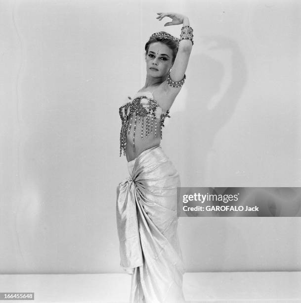 Jeanne Moreau Poses In Studio In Mata Hari Costumes Designed By Pierre Cardin. France, Paris, 23 mars 1962, l'actrice et chanteuse Jeanne MOREAU a...