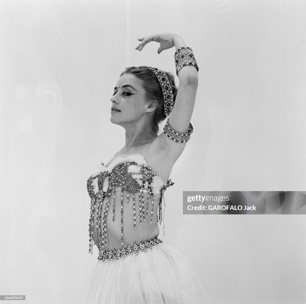 Jeanne Moreau Poses In Studio In Mata Hari Costumes Designed By News jeanne-moreau-poses-in-studio-in-mata-hari-costumes-designed-by-news
