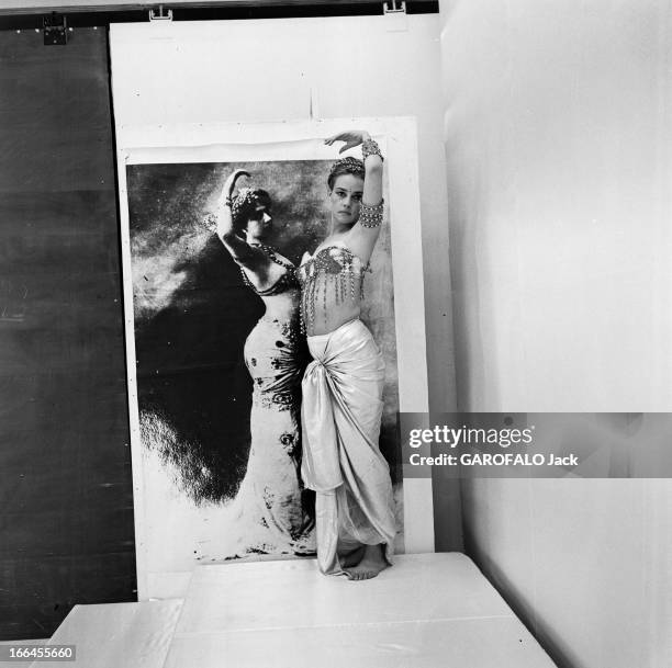 Jeanne Moreau Poses In Studio In Mata Hari Costumes Designed By Pierre Cardin. France, Paris, 23 mars 1962, l'actrice et chanteuse Jeanne MOREAU a...