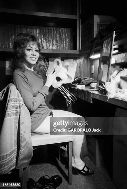 Communities In California. Etats-Unis, Californie, janvier 1971, ici dans un bureau, une femme assise de profil face à un miroir tourne la tête vers...