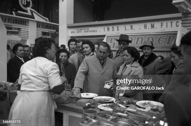 Xxiii Household Arts Fair 1954. Les 'cuisines merveilleuses' présentées par PARIS MATCH dans les jardins du Grand Palais à PARIS lors du Salon des...