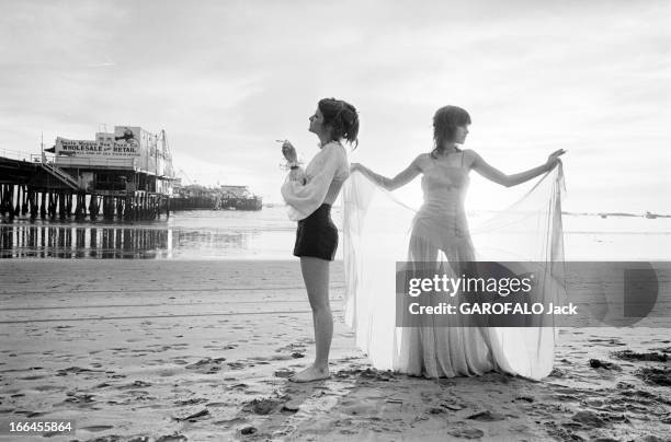 Communities In California. Etats-Unis, Californie, Santa Monica, janvier 1971, ici sur la plage, une femme vue de profil, portant un chemisier, un...