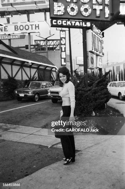 Communities In California. Etats-Unis, Californie, janvier 1971, ici dans une rue près d'un motel et d'un bar proposant des spectacles avec des...