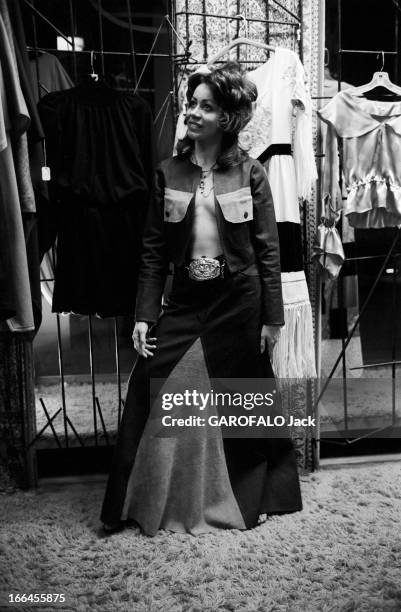 Communities In California. Etats-Unis, Californie, janvier 1971, ici dans une boutique de mode, une femme portant une veste ouverte sur sa poitrine...