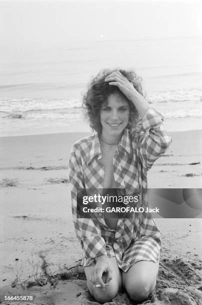 Communities In California. Etats-Unis, Californie, janvier 1971, ici sur la plage, une femme vêtue d'un chemisier ouvert sur sa poitrine nue est...