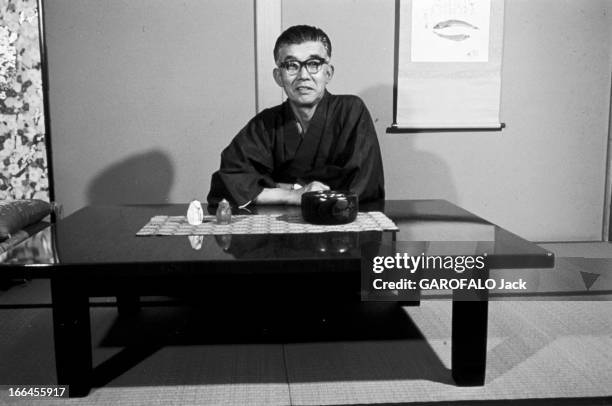 Masaru Ibuka Co-Founder Of Sony. Japon, novembre 1968, portrait de Masaru IBUKA, co-fondateur de la société Sony, vêtu d'un kimono assis devant une...