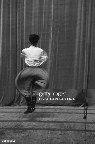 Russian Ballet In Paris. France, octobre 1955 représentation des ballets soviétiques au Palais de Chaillot. Un danseur en pantalon bouffant exécute...