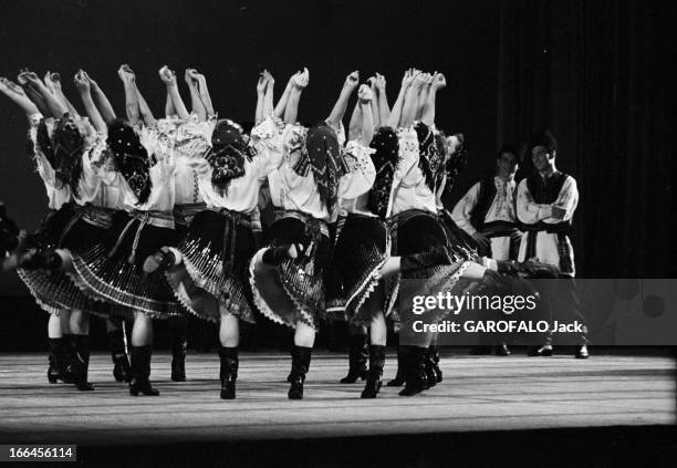 Russian Ballet In Paris. France, octobre 1955 représentation des ballets soviétiques au Palais de Chaillot. Dirigé par Igor Moisseiev, ce ballet est...