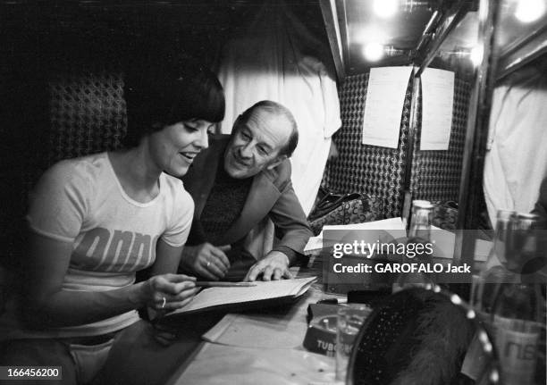 Alain Bernardin In His Cabaret The Crazy Horse Saloon. Paris - janvier 1973 - Alain BERNARDIN et ses danseuses, dans son cabaret le 'Crazy Horse...