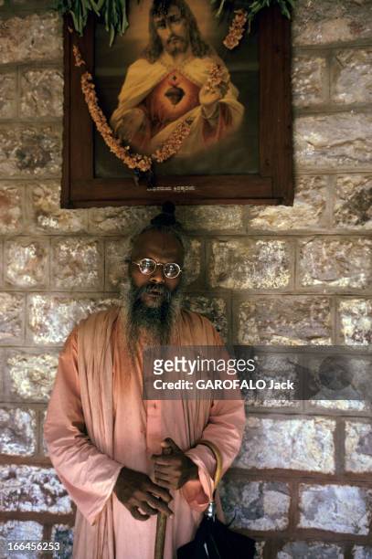 Jesuits In India. En Inde, en mai 1973, portant une longue barbe, les cheveux noués en chignon et des lunettes de vue, le jésuite indien Swami...