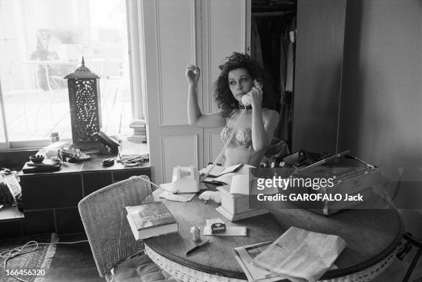Communities In California. Etats-Unis, Californie, janvier 1971, ici dans un appartement, une femme est assise sur une chaise près de sa table de...