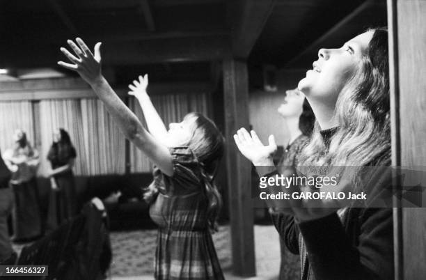 Communities In California. Etats-Unis, Californie, janvier 1971, ici dans les locaux d'une nouvelle secte chrétienne, des croyants chantent des...