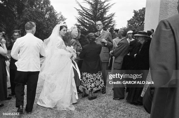 Marriage Of The Niece Of General Gaulle, Marie-Louise. Le 24 juillet 1957 en France, après la cérémonie de mariage à Notre-Dame de Rennes, en...