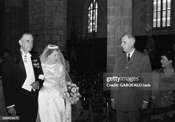 Marriage Of The Niece Of General Gaulle, Marie-Louise. Le 24 juillet 1957 en France, Xavier DE GAULLE donnant le bras à sa fille MARIE-LOUISE, lors...