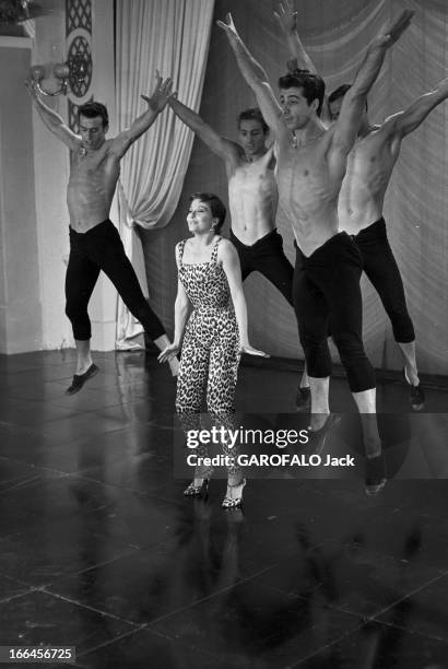 Zizi Jeanmaire In Rehearsal For The Film 'Les Charmants Garcons'. France, 26 aout 1957, la danseuse de ballet, chanteuse, meneuse de revue et actrice...