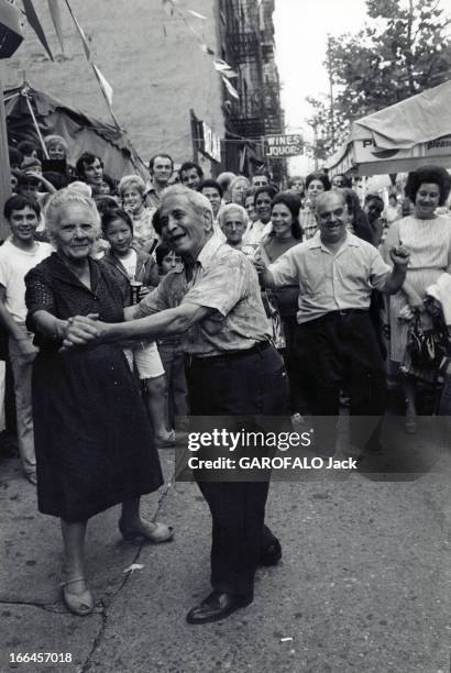 New York, United States. New York - août 1971 - La vie quotidienne dans les quartiers de la ville. Dans une rue, un couple de personnes âgées...