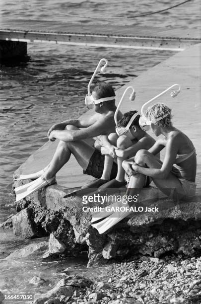 Holidays In A Camping On The French Rivieira. Le 6 aout 1958, sur la Côte d'Azur en France, les vacances en camping en Méditerranée : un couple et...