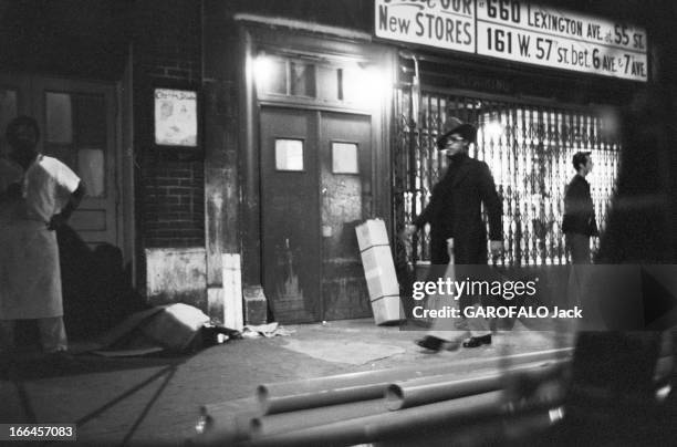 New York, United States. New York - août 1971 - La vie quotidienne dans les quartiers de la ville. Vue depuis l'arrière d'un voiture, le soir un...